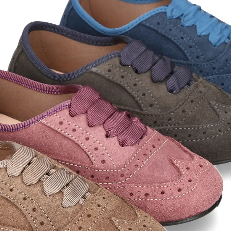 Zapato clásico tipo Blucher con lazos y picados en piel serraje.