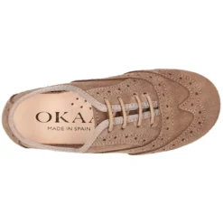 Zapato clásico tipo Blucher con lazos y picados en piel serraje.