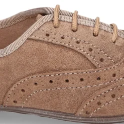 Zapato clásico tipo Blucher con lazos y picados en piel serraje.