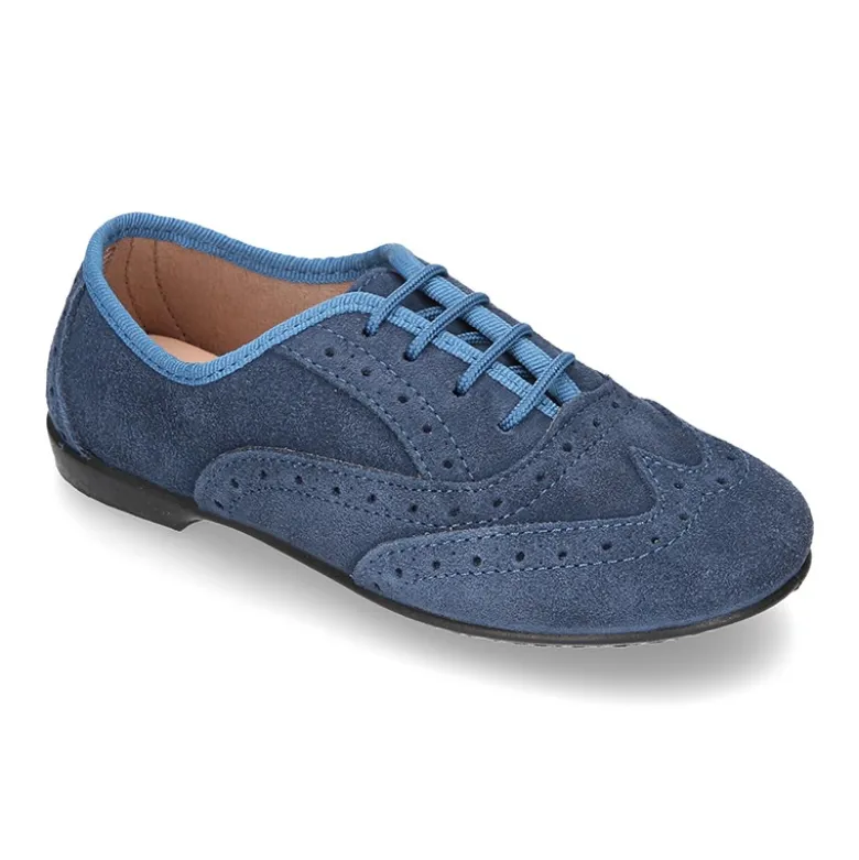 Zapato clásico tipo Blucher con lazos y picados en piel serraje.