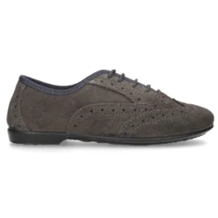 Zapato clásico tipo Blucher con lazos y picados en piel serraje.