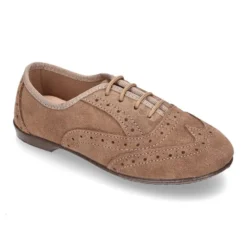 Zapato clásico tipo Blucher con lazos y picados en piel serraje.