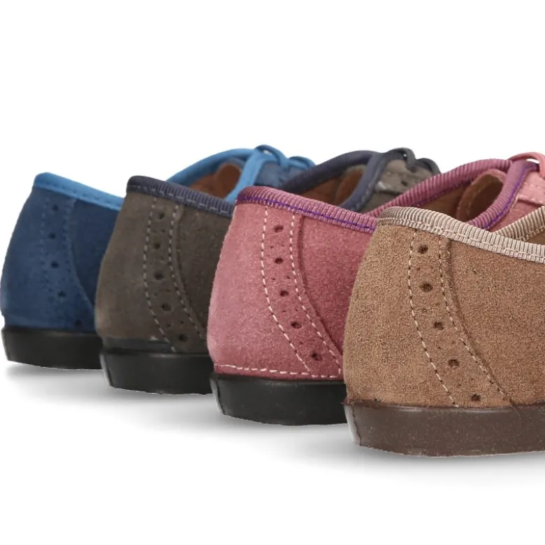 Zapato clásico tipo Blucher con lazos y picados en piel serraje.