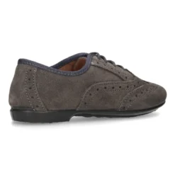 Zapato clásico tipo Blucher con lazos y picados en piel serraje.