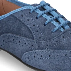 Zapato clásico tipo Blucher con lazos y picados en piel serraje.