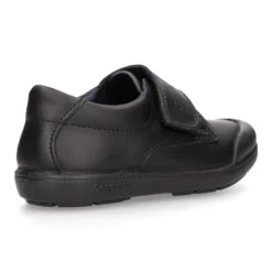 Zapato colegial niño OKAA tipo Blucher sin cordones y puntera reforzada en piel lavable.