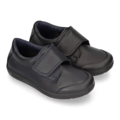 Zapato colegial niño OKAA tipo Blucher sin cordones y puntera reforzada en piel lavable.