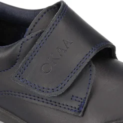 Zapato colegial niño OKAA tipo Blucher sin cordones y puntera reforzada en piel lavable.