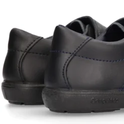 Zapato colegial niño OKAA tipo Blucher sin cordones y puntera reforzada en piel lavable.