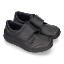 Zapato colegial niño OKAA tipo Blucher sin cordones y puntera reforzada en piel lavable.