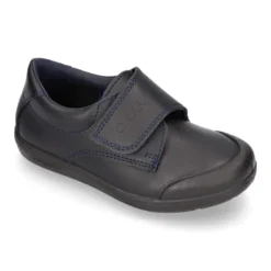 Zapato colegial niño OKAA tipo Blucher sin cordones y puntera reforzada en piel lavable.