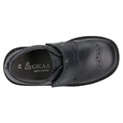 Zapato colegial niño tipo Blucher sin cordones y diseño pala vega en piel.