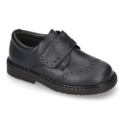 Zapato colegial niño tipo Blucher sin cordones y diseño pala vega en piel.