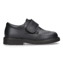 Zapato colegial niño tipo Blucher sin cordones y diseño pala vega en piel.