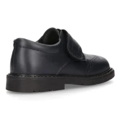 Zapato colegial niño tipo Blucher sin cordones y diseño pala vega en piel.