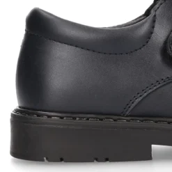 Zapato colegial niño tipo Blucher sin cordones y diseño pala vega en piel.