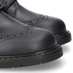 Zapato colegial niño tipo Blucher sin cordones y diseño pala vega en piel.