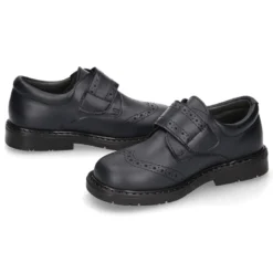 Zapato colegial niño tipo Blucher sin cordones y diseño pala vega en piel.