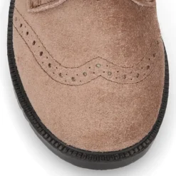 Zapato colegial niño tipo Blucher sin cordones y diseño pala vega en piel serraje.