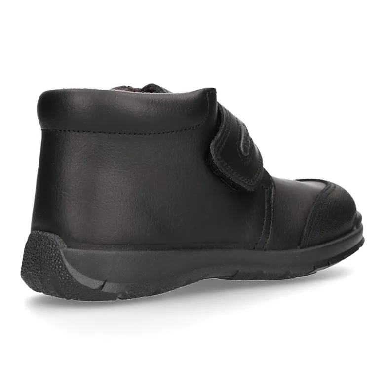 Zapato colegial niño tipo Botita sin cordones en piel lavable.