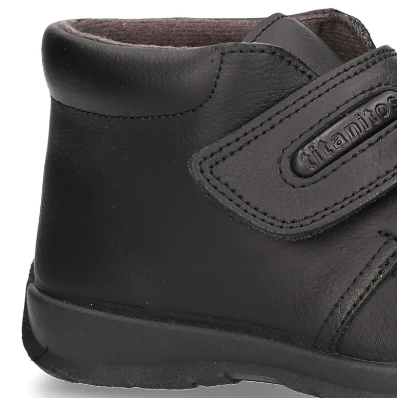 Zapato colegial niño tipo Botita sin cordones en piel lavable.