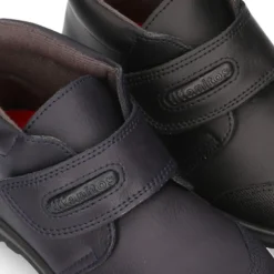 Zapato colegial niño tipo Botita sin cordones en piel lavable.
