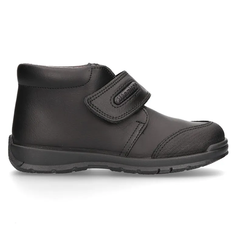 Zapato colegial niño tipo Botita sin cordones en piel lavable.