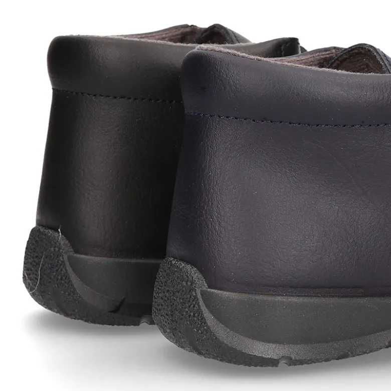 Zapato colegial niño tipo Botita sin cordones en piel lavable.