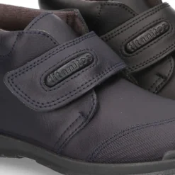 Zapato colegial niño tipo Botita sin cordones en piel lavable.