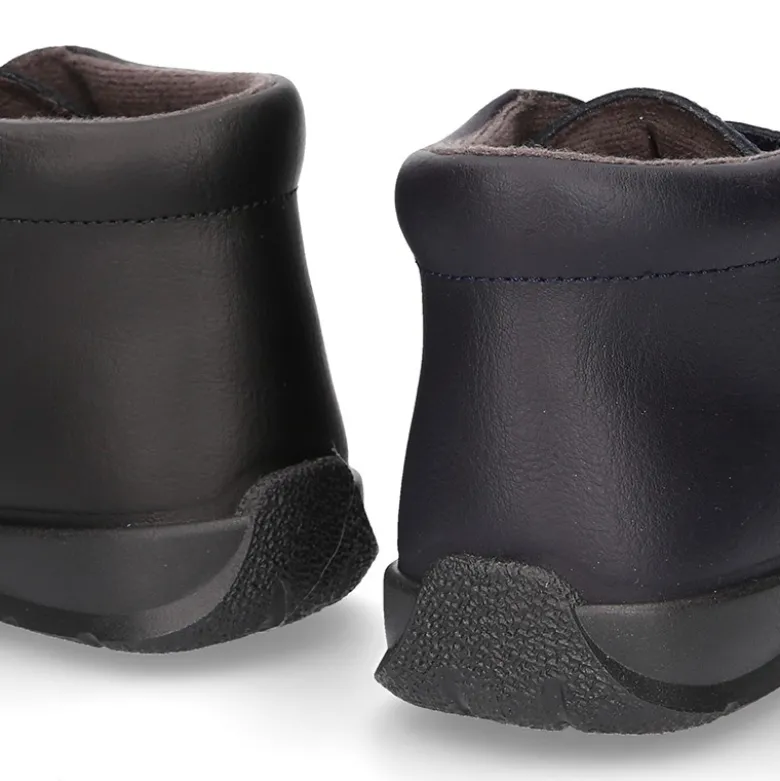 Zapato colegial niño tipo Botita sin cordones en piel lavable.
