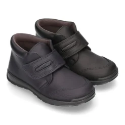 Zapato colegial niño tipo Botita sin cordones en piel lavable.