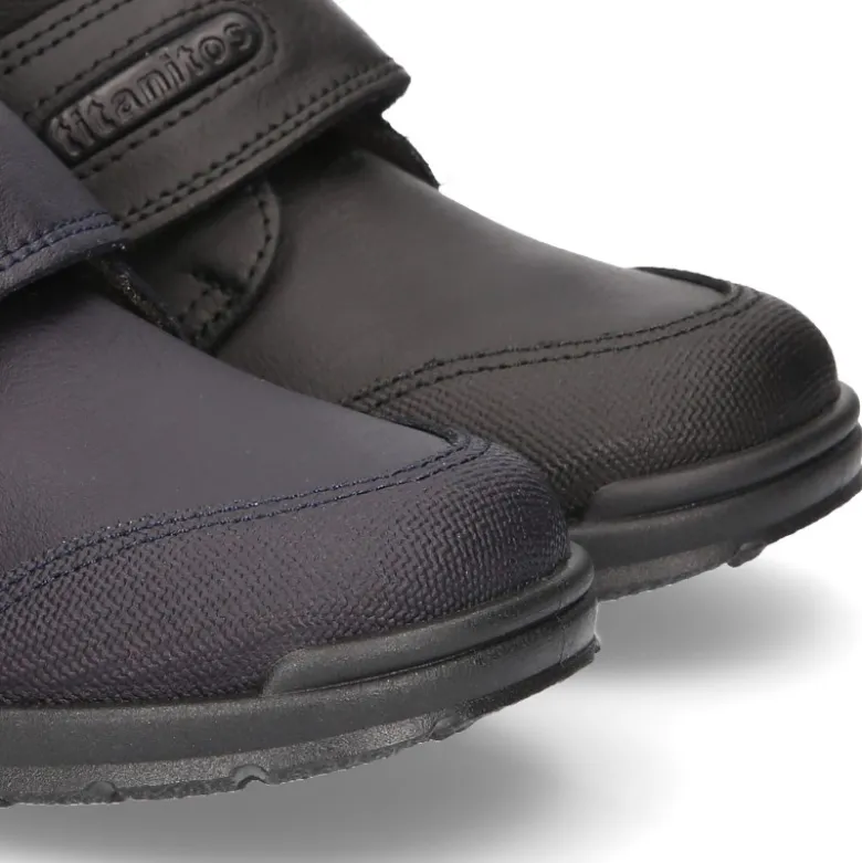 Zapato colegial niño tipo Botita sin cordones en piel lavable.