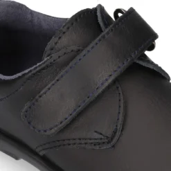 Zapato colegial tipo Blucher sin cordones y con puntera en piel lavable para peques.