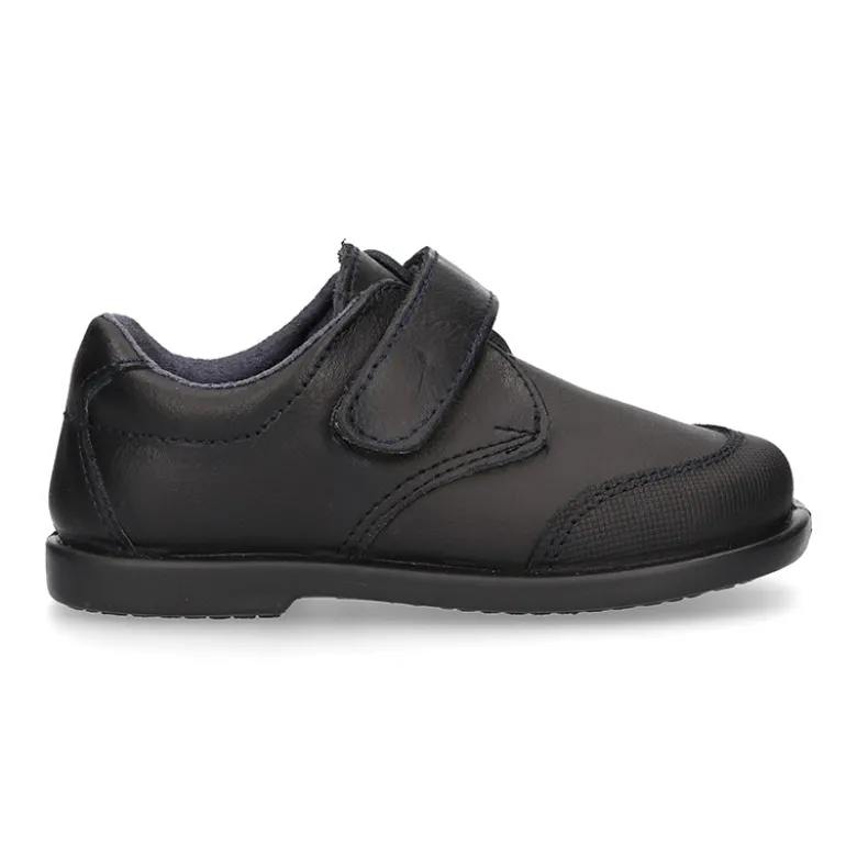 Zapato colegial tipo Blucher sin cordones y con puntera en piel lavable para peques.