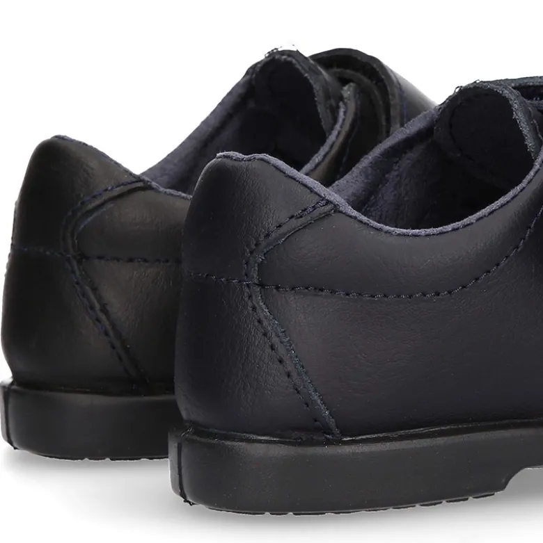 Zapato colegial tipo Blucher sin cordones y con puntera en piel lavable para peques.