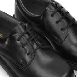 Zapato colegial tipo Blucher con cordones en piel lisa Boxcalf.