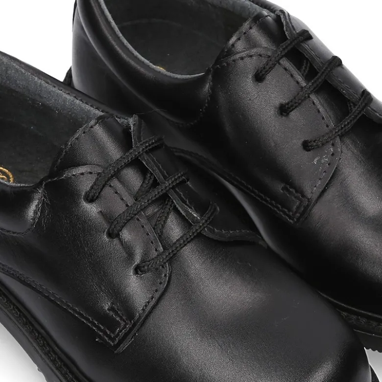 Zapato colegial tipo Blucher con cordones en piel lisa Boxcalf.