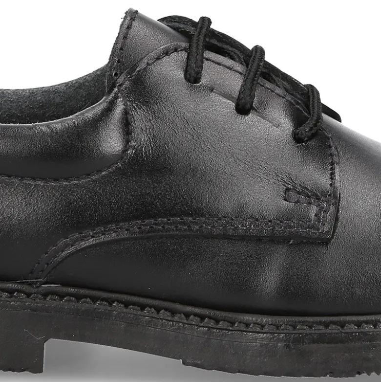 Zapato colegial tipo Blucher con cordones en piel lisa Boxcalf.