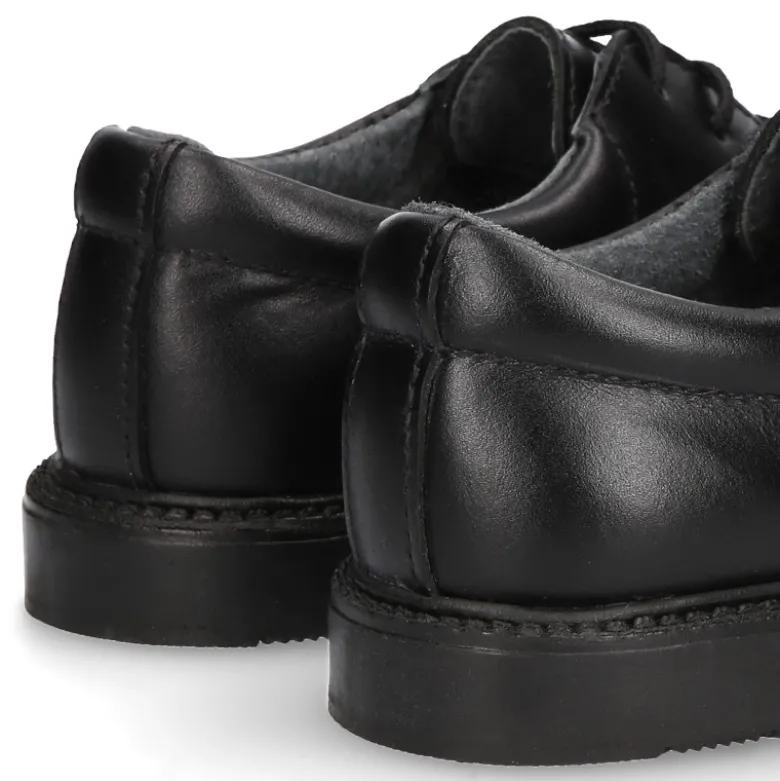 Zapato colegial tipo Blucher con cordones en piel lisa Boxcalf.