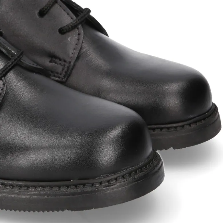 Zapato colegial tipo Blucher con cordones en piel lisa Boxcalf.