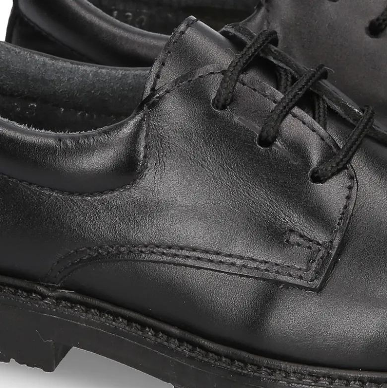 Zapato colegial tipo Blucher con cordones en piel lisa Boxcalf.