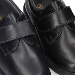 Zapato colegial tipo Blucher sin cordones en piel lisa.