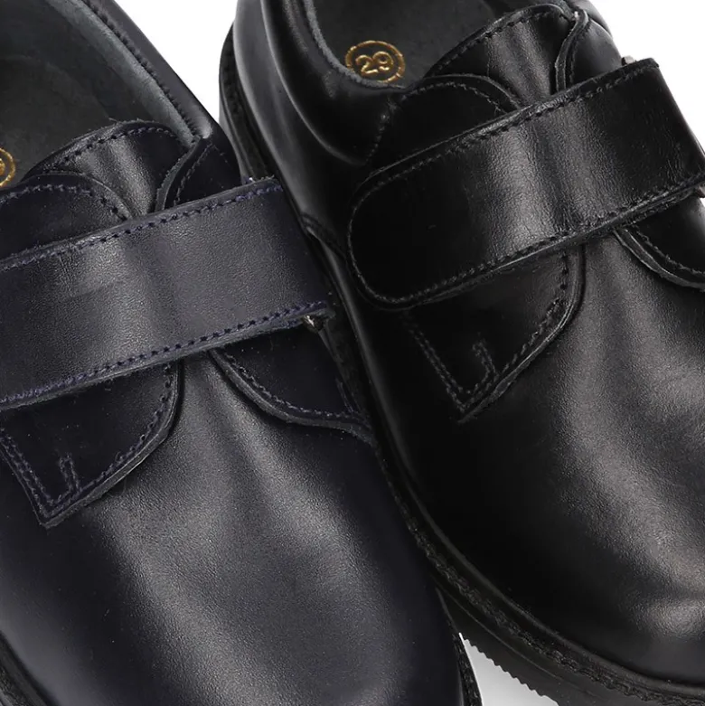 Zapato colegial tipo Blucher sin cordones en piel lisa.