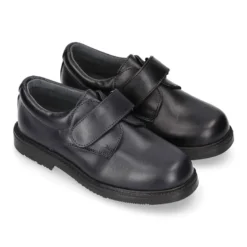 Zapato colegial tipo Blucher sin cordones en piel lisa.