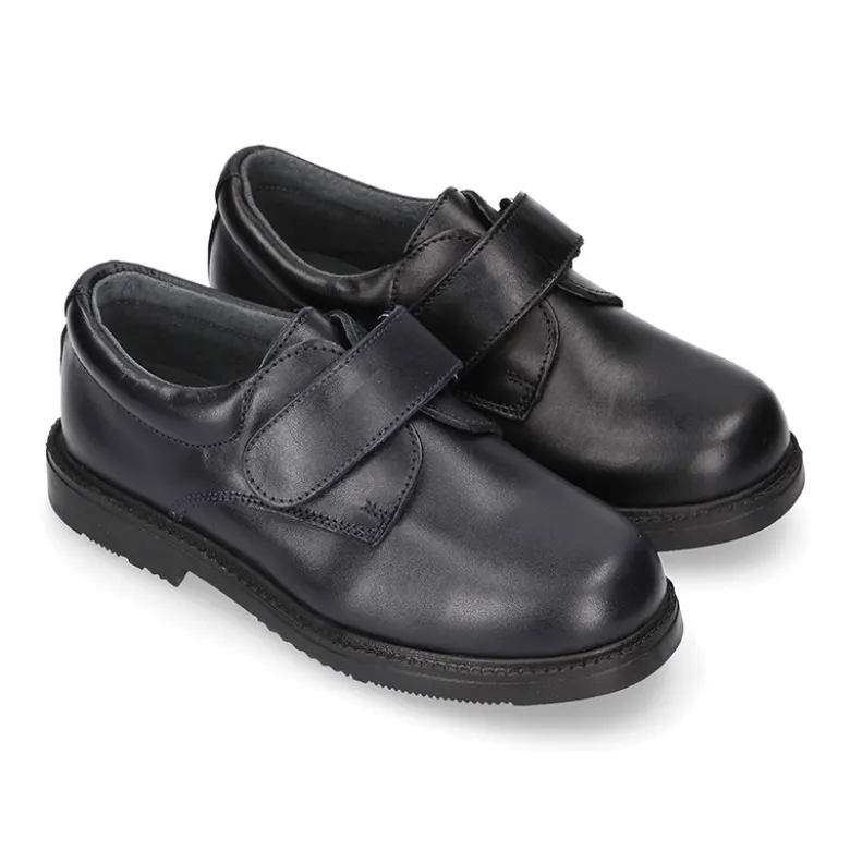 Zapato colegial tipo Blucher sin cordones en piel lisa.
