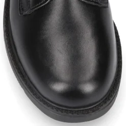 Zapato colegial tipo Blucher sin cordones en piel lisa.