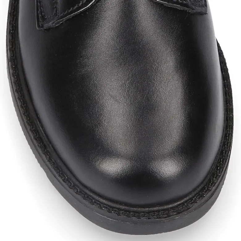 Zapato colegial tipo Blucher sin cordones en piel lisa.