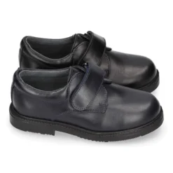 Zapato colegial tipo Blucher sin cordones en piel lisa.