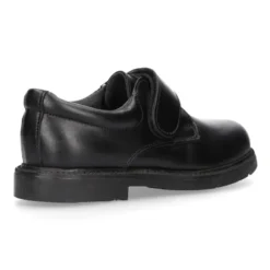 Zapato colegial tipo Blucher sin cordones en piel lisa.