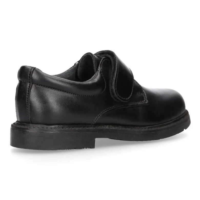 Zapato colegial tipo Blucher sin cordones en piel lisa.